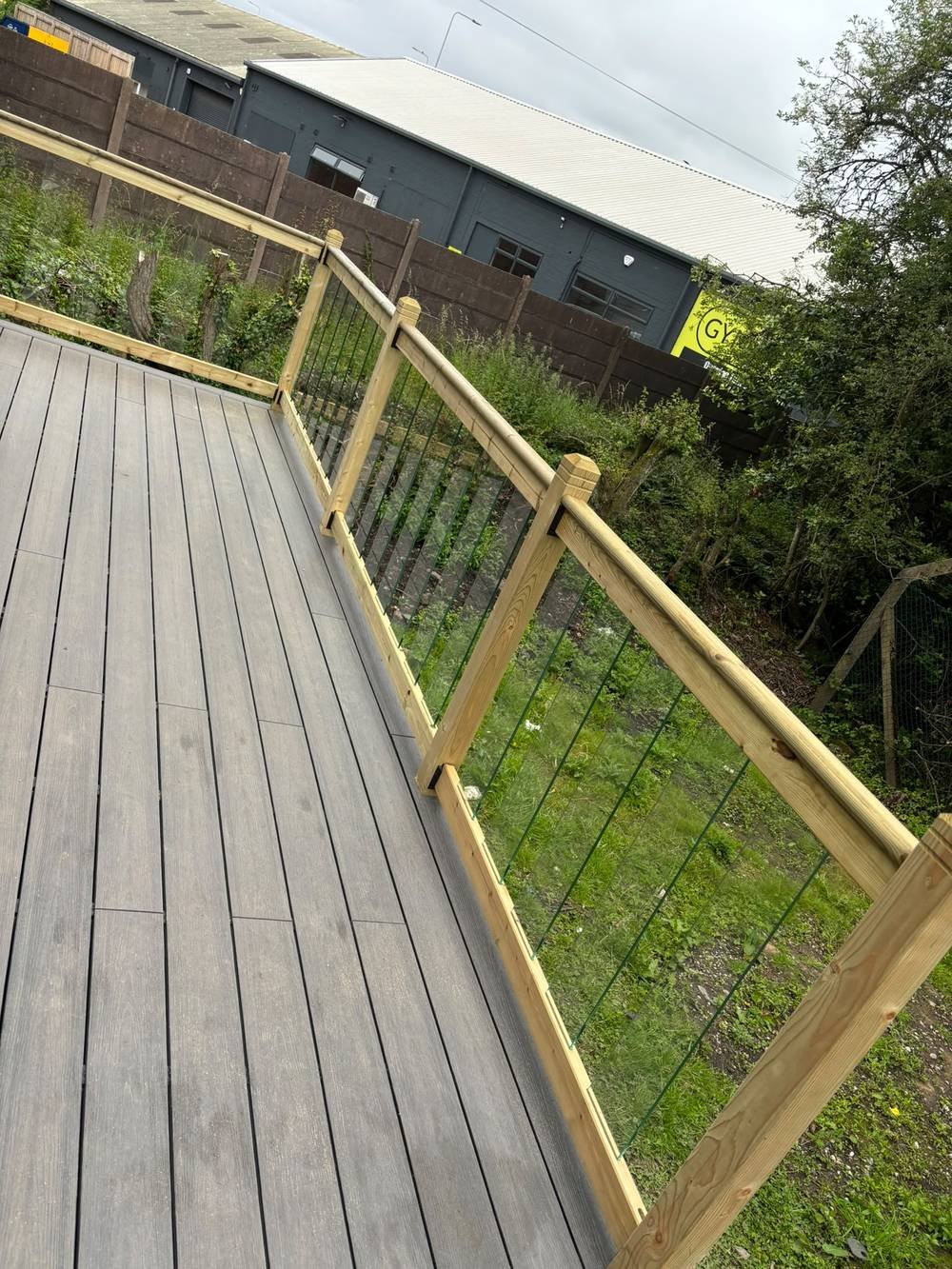 Decking balustrade detail with glass infill panels
