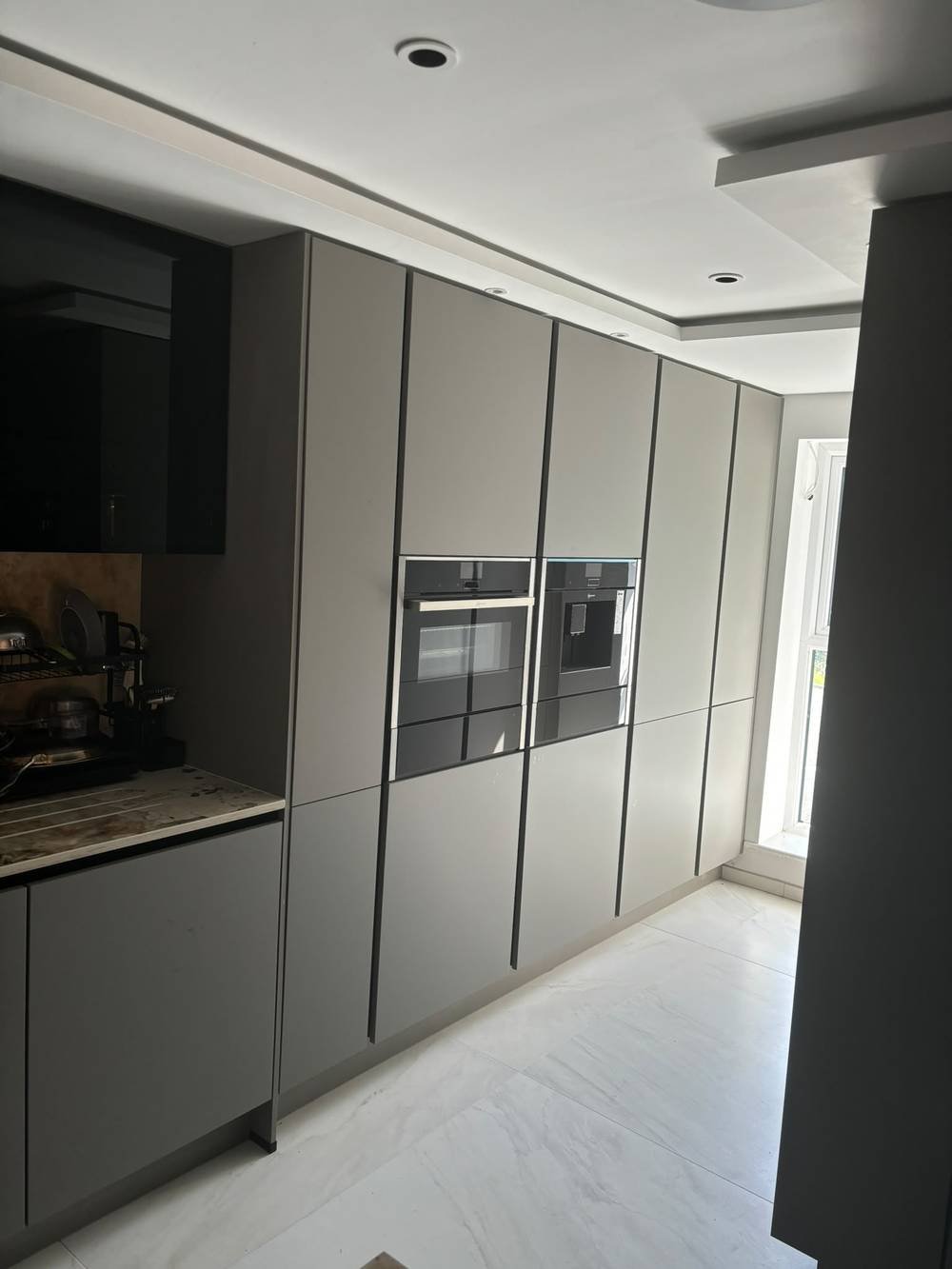 Fitted kitchen cabinetry with integrated ovens
